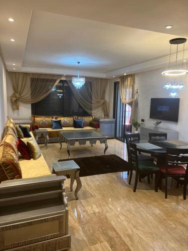 卡萨布兰卡Future apartments的客厅配有沙发和桌子