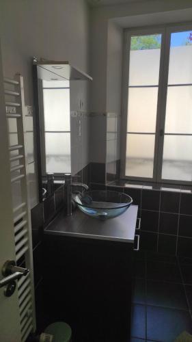 内尔河畔欧比尼AUBIGNY SUR NERE的一间带水槽和镜子的浴室