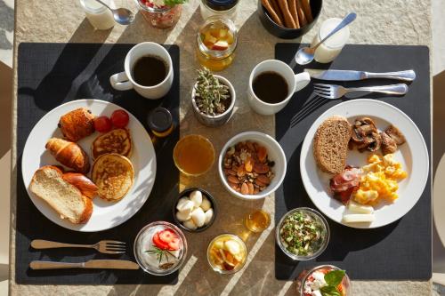 卡马利艾梅思酒店的餐桌,盘子上放着食物和咖啡