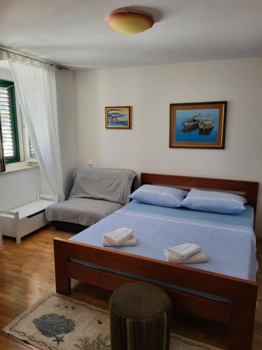 马卡尔斯卡studio Fani的一间卧室配有一张床和一张沙发