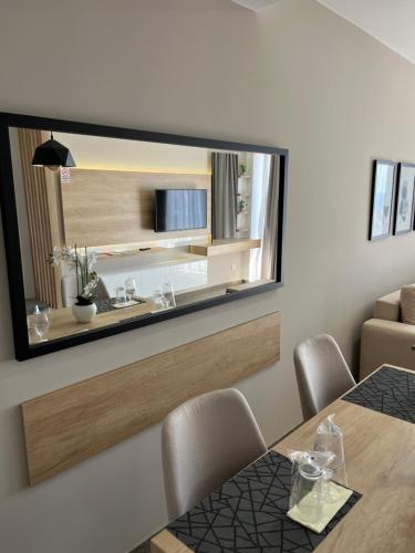 多布拉沃达Lux Hotel M的一间墙上设有大镜子的用餐室