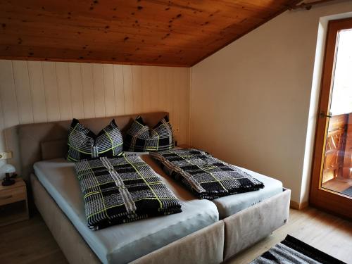 菲尔根Ferienwohnung Mühlburger的房间里的床上有两个枕头