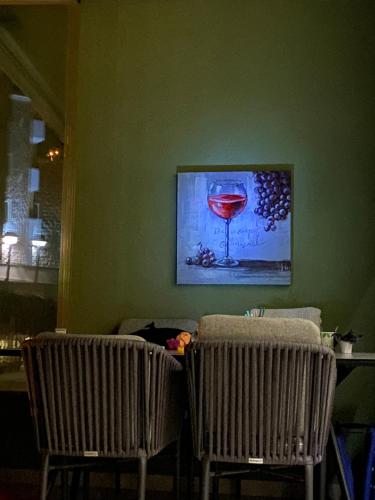 马卡尔斯卡Sole的一张酒杯照片的房间的两把椅子