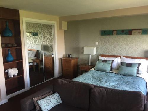 彭里斯Ullswater Suite的一间卧室配有一张大床和一张沙发