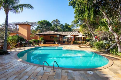 布希奥斯Casa em Búzios com vista mar e piscina | EDF 12的房屋前的游泳池