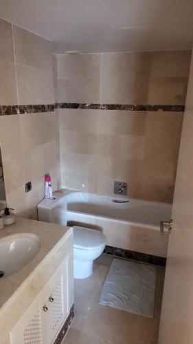 洛斯阿尔卡萨雷斯Geweldig Appartement in Los Alcázares direct aan de Boulevard的浴室配有卫生间、浴缸和水槽。