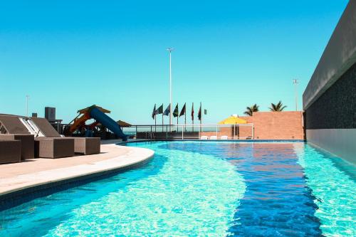 里约热内卢Riale Brisa Barra的度假村的游泳池,带水滑梯