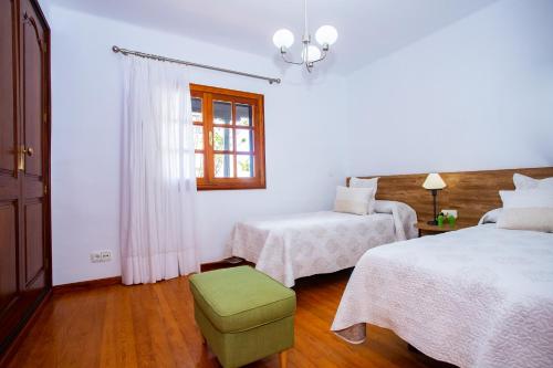 阿雷西费Casa Seara Piscina, Wifi y 400 metro de la playa,的白色的客房设有两张床和窗户。