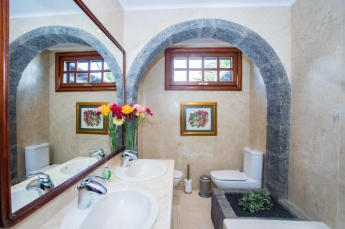 阿雷西费Casa Seara Piscina, Wifi y 400 metro de la playa,的浴室设有2个水槽和2个卫生间