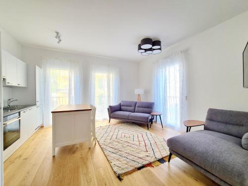 蒙德塞Beim Lanner - Franz的客厅配有沙发和桌子