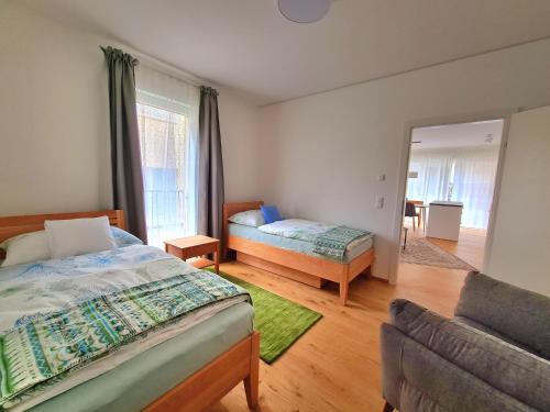 蒙德塞Beim Lanner - Maria的一间卧室配有一张床、一张沙发和一面镜子