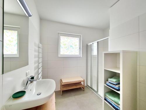 蒙德塞Beim Lanner - Maria的白色的浴室设有水槽和镜子