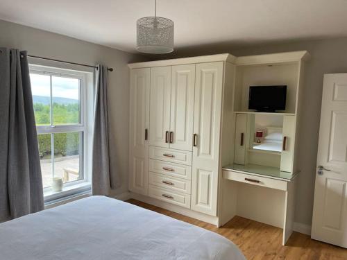 TullyrossmearanMc's View的白色的卧室设有床和窗户