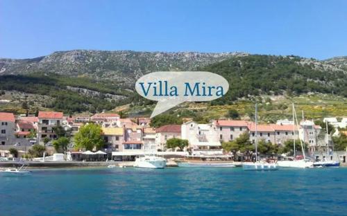 波尔Villa Mira的享有水面上船只的城镇景色