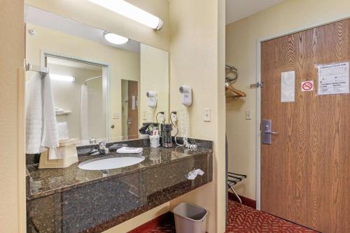 斯普林菲尔德明湖广场贝斯特韦斯特酒店的一间带水槽和大镜子的浴室