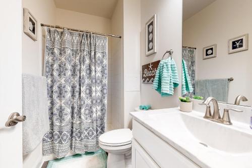 塞尔比维尔Seashore Villas --- 30116 Tidal Bay Ln的白色的浴室设有水槽和卫生间。