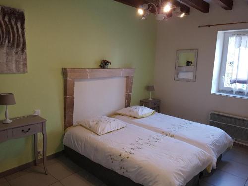 Moncé-en-BelinGîte Moncé-en-Belin, 4 pièces, 6 personnes - FR-1-410-207的一间卧室设有一张大床和一个窗户。