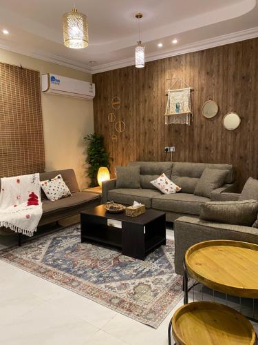 艾卜哈Bohemian style的客厅配有沙发和桌子