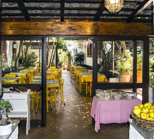 勒托阳尼达佩普酒店的餐厅设有黄色的桌子和黄色的椅子