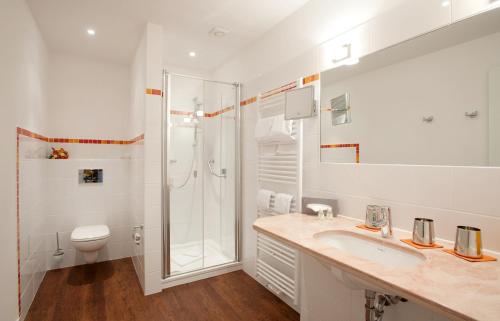 韦斯特兰加藤堡酒店的带淋浴、盥洗盆和卫生间的浴室