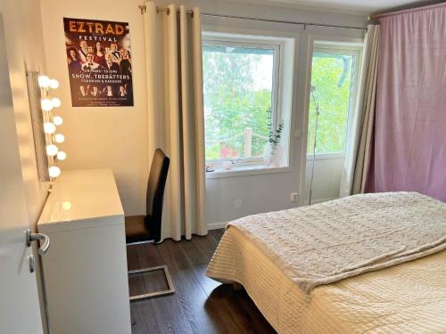 韦姆德Holiday home VÄRMDÖ V的一间卧室配有一张床、一张书桌和一个窗户。