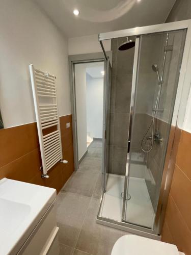 罗马Casa Marconi的带淋浴和卫生间的浴室