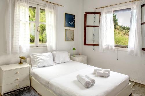 莫拉卡里瓦#Mola Home by halu! Villas的一间卧室配有一张床,上面有两条毛巾