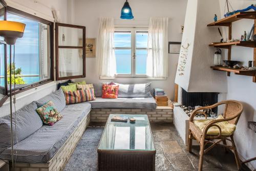 莫拉卡里瓦#Mola Home by halu! Villas的客厅配有沙发和桌子