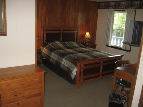 西多佛碧格瑞斯酒店的一间卧室配有一张床、一个梳妆台和一扇窗户。