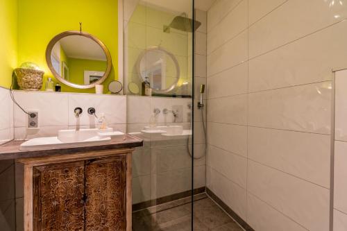 不莱梅Deichkind Superhost im Viertel的一间带两个水槽和玻璃淋浴间的浴室