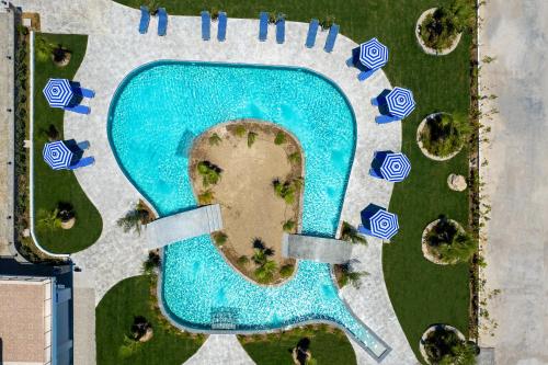科林比亚Paradise Garden的享有带蓝石的游泳池的顶部景致