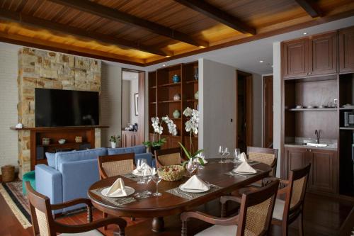 NgadiwanoPlataran Bromo的一间带桌子和蓝色沙发的用餐室