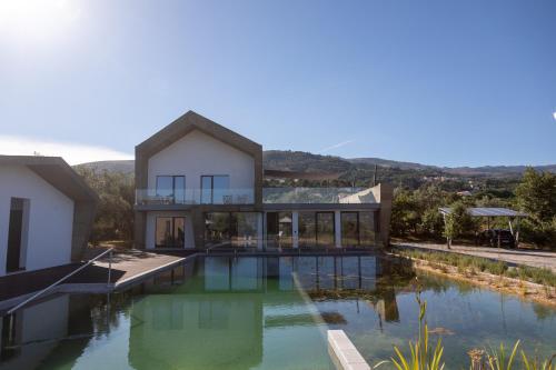 科维良Quinta da Sra Marocas的一座房子前面设有游泳池