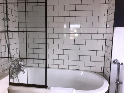 布莱顿霍夫SEAFRONT SANCTUARY Beautiful Art Deco Apartment with Stunning City & Sea Views的一间带玻璃淋浴间的浴室,位于后门