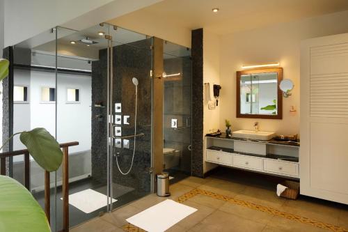 DevālaWild Planet Jungle Resort的带淋浴和盥洗盆的浴室