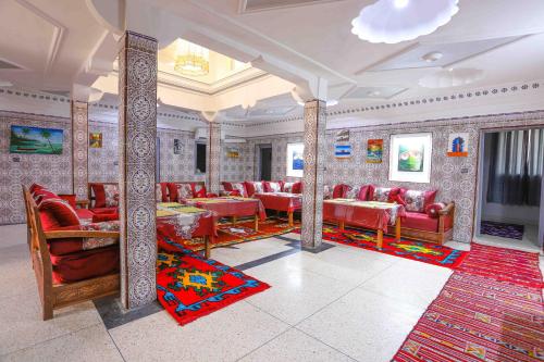 阿加迪尔The Rina Hostel的一间餐厅,房间内设有红色的椅子和桌子