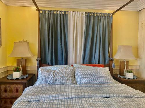 Sawat2 bedroom 2 bathroom with Free parking的一间卧室配有一张带两盏灯的床和一扇窗户。