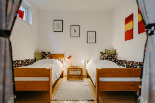 Haus LUNA - Privatzimmer im sonnigen Südburgenland客房内的一张或多张床位