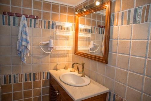 哈拉奇Matina's traditional house的一间带水槽和镜子的浴室