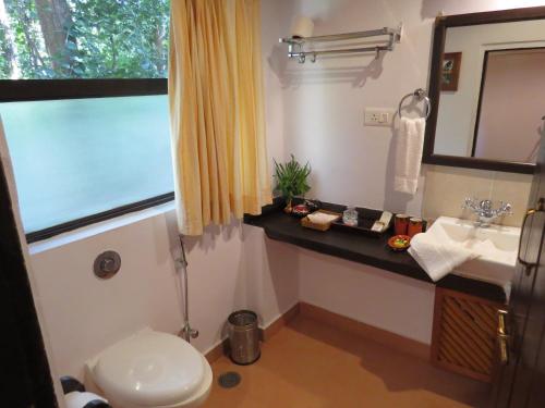 Kanha Jungle Lodge的一间浴室