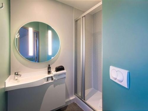 沃雷普格勒诺布尔沃雷普宜必思快捷酒店的一间带水槽和镜子的浴室