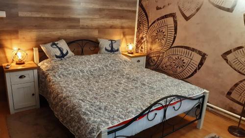 福纽德Haven Katherina的一间卧室设有一张带木墙的大床