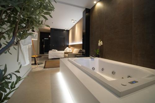 桑卢卡尔-德巴拉梅达巴拉梅达酒店的一间位于客房内的带大型白色浴缸的浴室