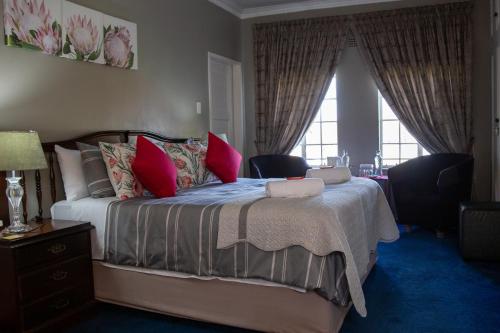 伯诺尼Ailani Blue Room的一间卧室配有一张带红色枕头的大床