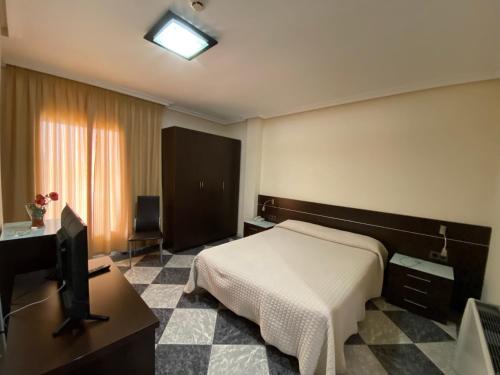 Argamasilla de CalatravaHotel godisa的酒店客房,配有床和电视