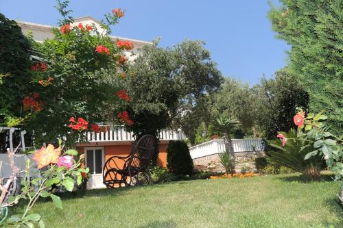杜布罗夫尼克Oaza的房屋前有长凳的院子