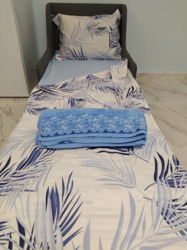 希典Апартамент Blue apartment, гр. Китен的一张带蓝色和白色棉被的床