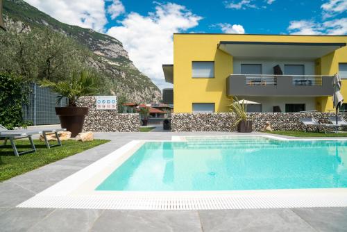 德罗Ca' de L'Olif - Holiday Clima Apartments的别墅前设有游泳池