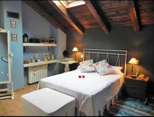 佩拉莱霍斯德拉斯特鲁查斯Casa Rural " LA PARRA"的一间卧室配有带白色床单和枕头的床。