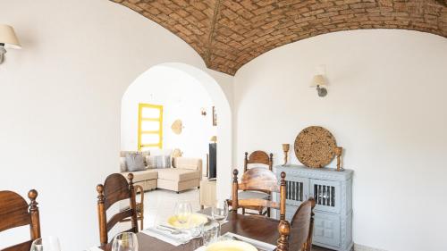 维拉摩拉Villa Aldeia do Golf - BY BEDZY的客厅配有桌椅和壁炉